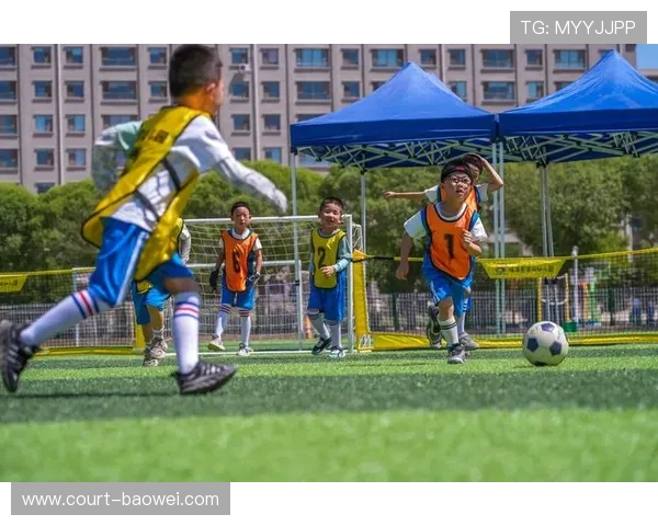 足球星童年:从街头小球员到绿茵场传奇的成长历程 足球星童年:从街头小球员到绿茵场传奇的成长历程