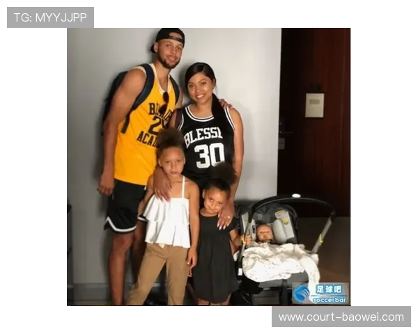 足球球星携妻子温馨合影展现家庭幸福生活引发粉丝热议 足球球星携妻子温馨合影展现家庭幸福生活引发粉丝热议